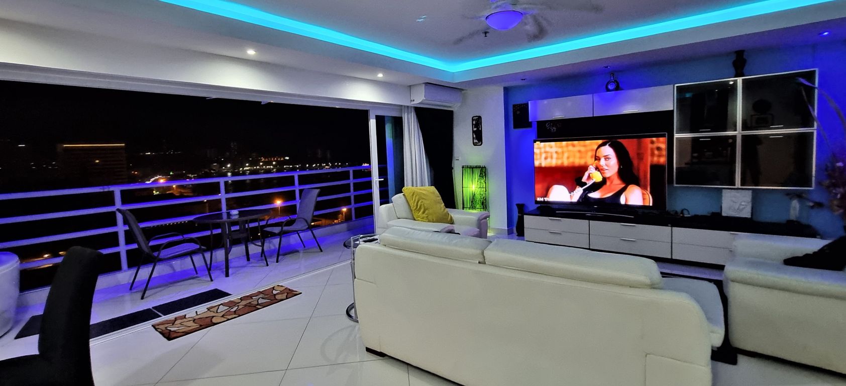 18_659_Pattaya Sign & Lounge-75′ TV