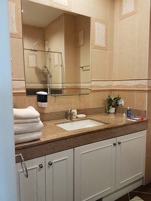 27-1073 VT6 Bathroom N2