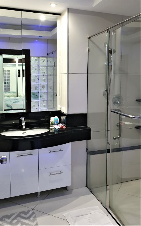 768_Bathroom Vanity & Shower