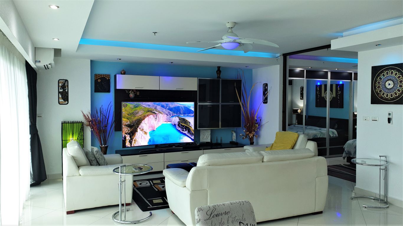 768_Daytime Lounge – TV & Bedroom
