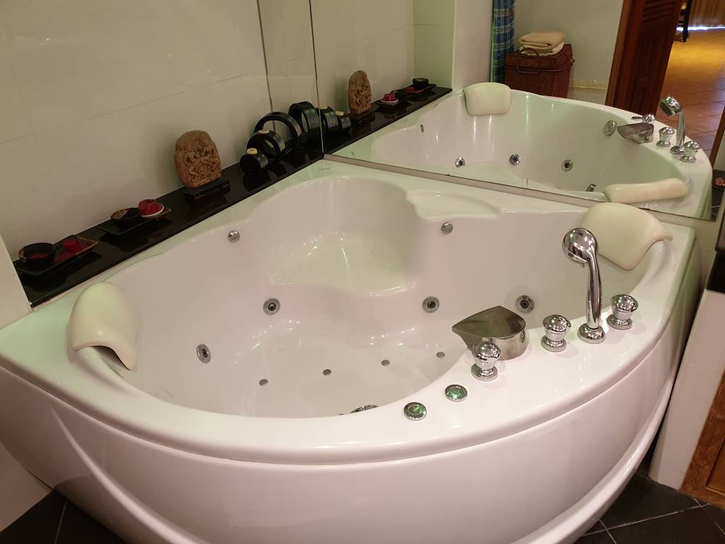 room-11-527-jacuzzi-suite-14